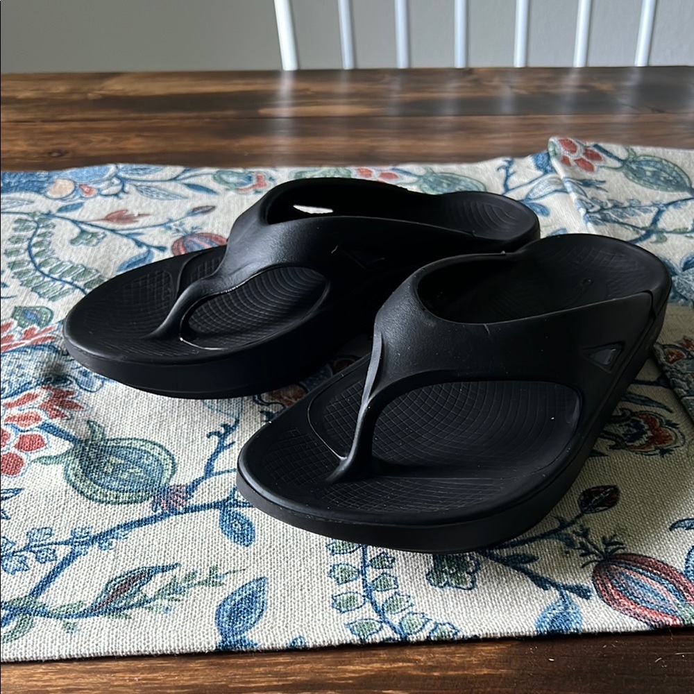 Oofos- Black Flip Flop Sandals